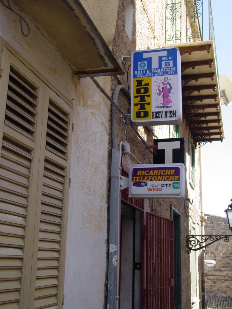 T for Tabaccheria: A Sign of Italian Culture